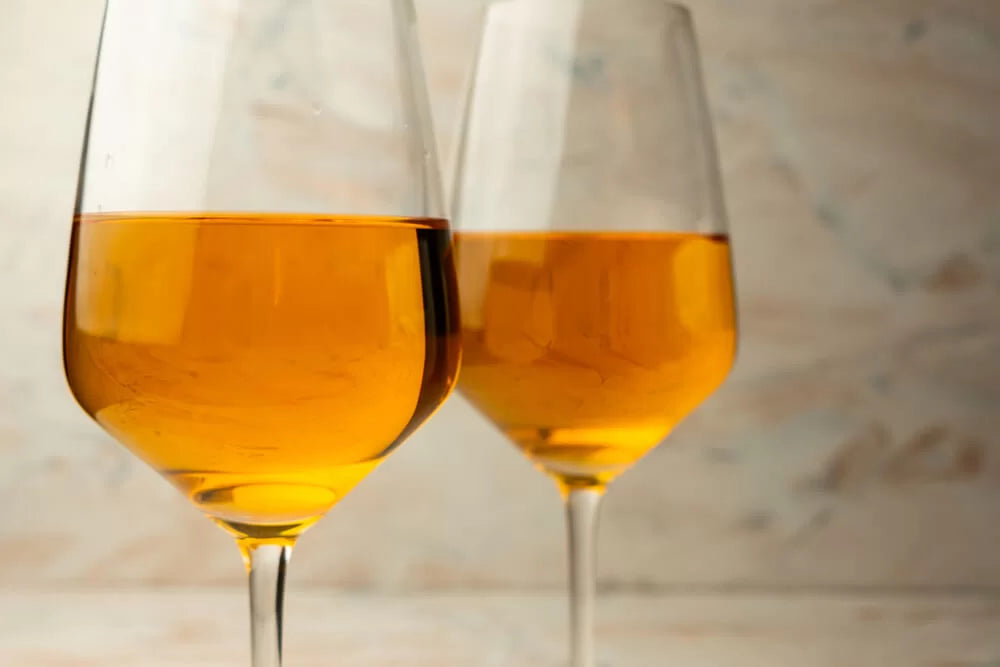 Conheça o vinho laranja de uvas brancas